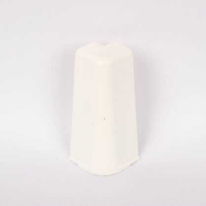 Valge plastmassist joogiklaasi hoidja laudlinal