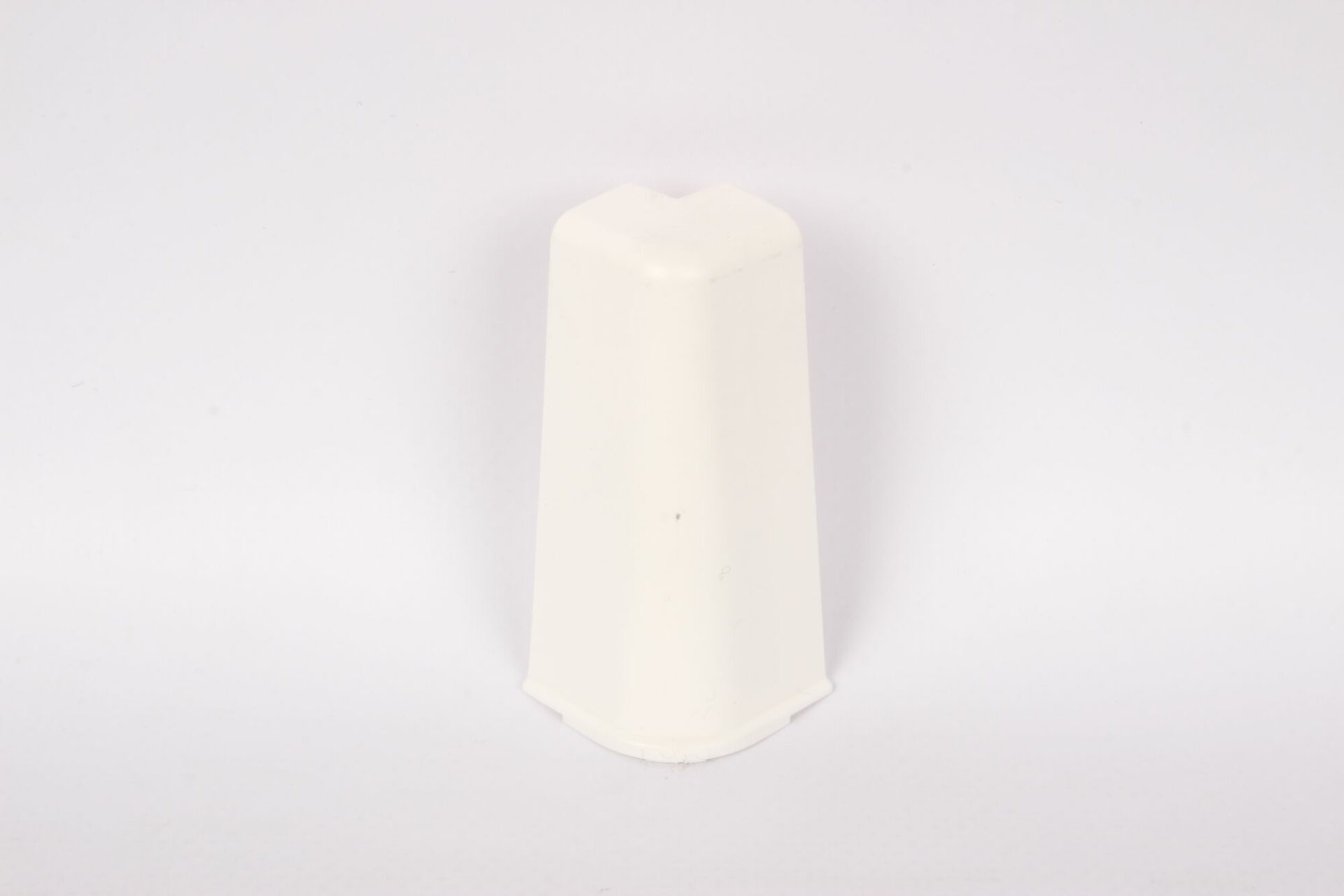 Valge plastmassist joogiklaasi hoidja laudlinal