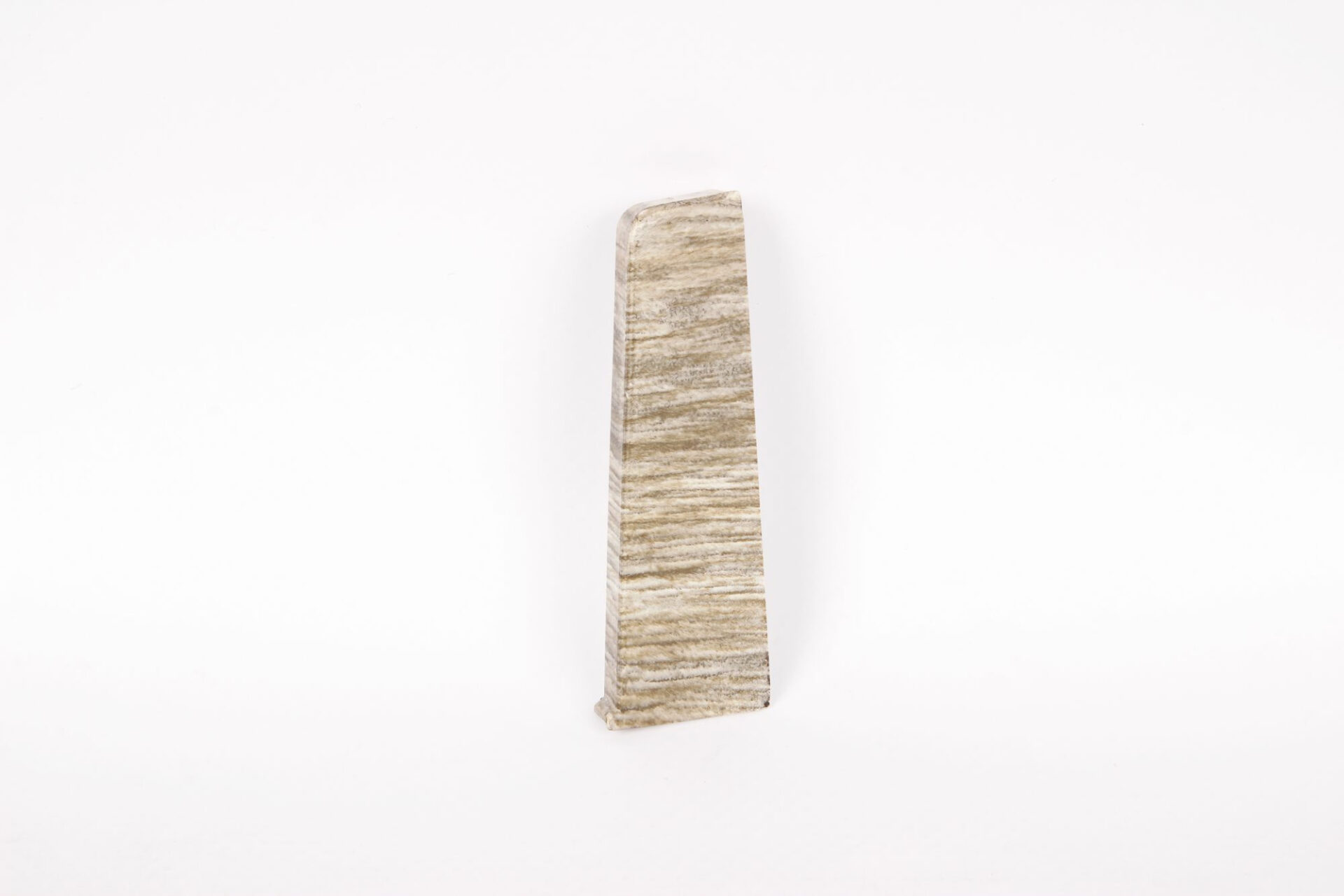 Puidust dekoratiivne ese valgel taustal püsti.