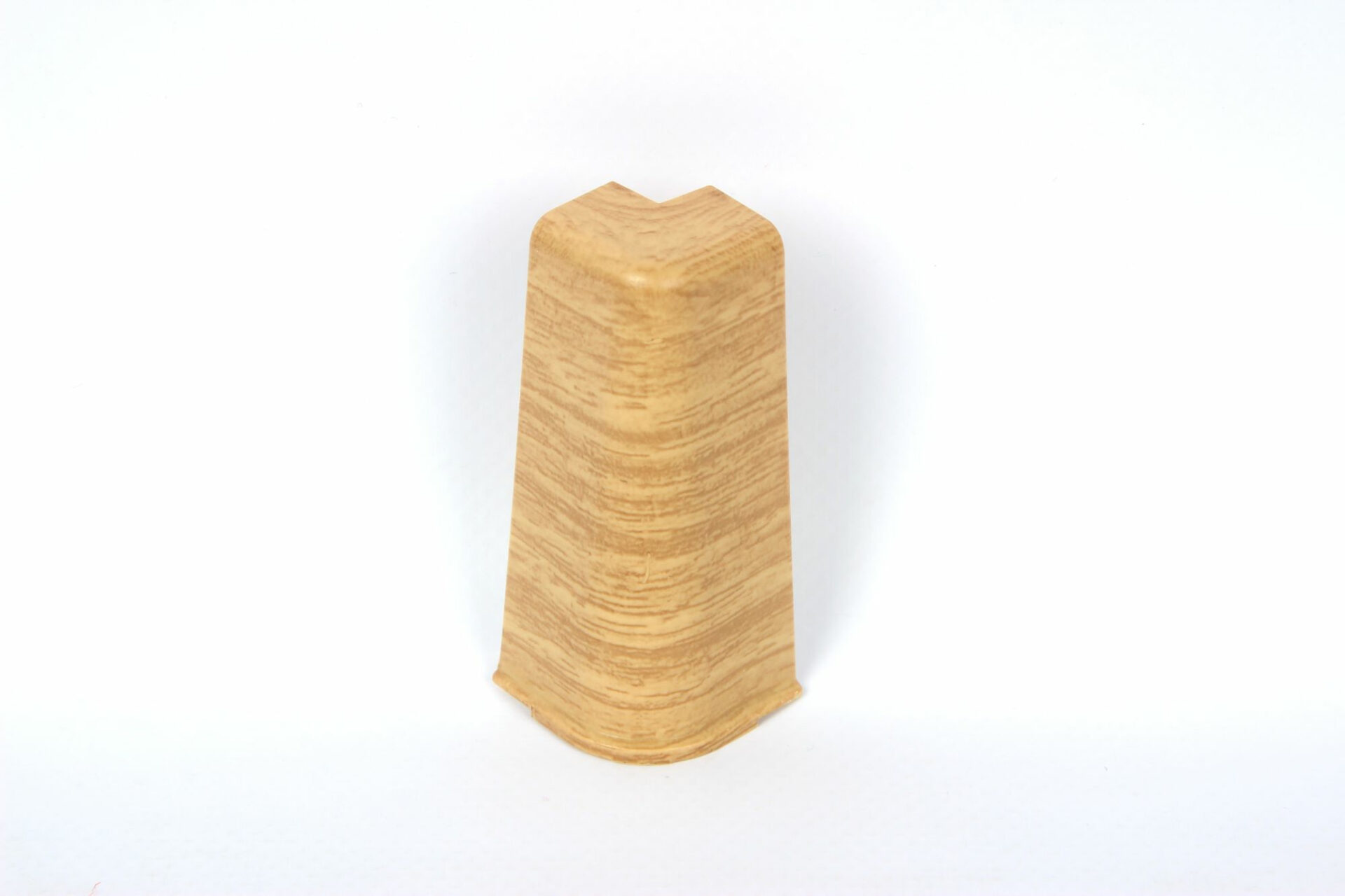 Puidust nurgaelement helevalge taustaga pildil