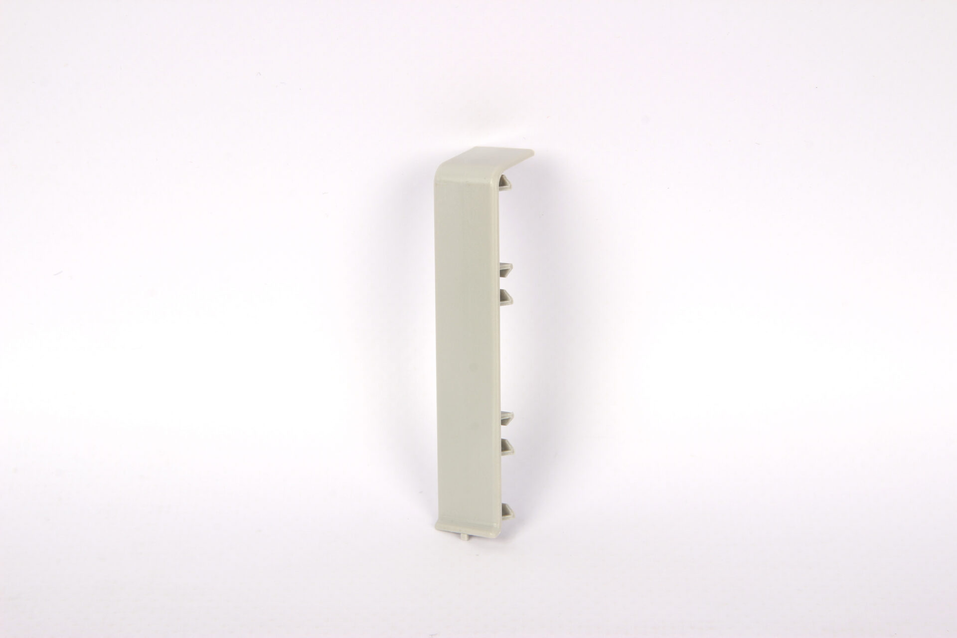 Valge plastist komponendi külgvaade valgel taustal