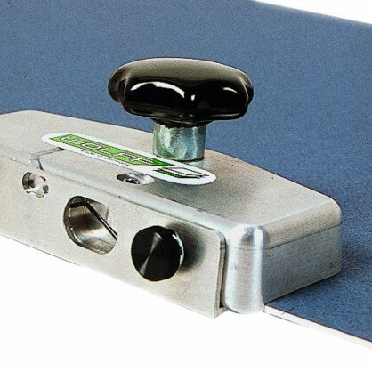 Tööstuslik tööriist sinisel taustal koos kangiga