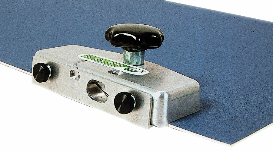 Tööstuslik tööriist sinisel taustal koos kangiga