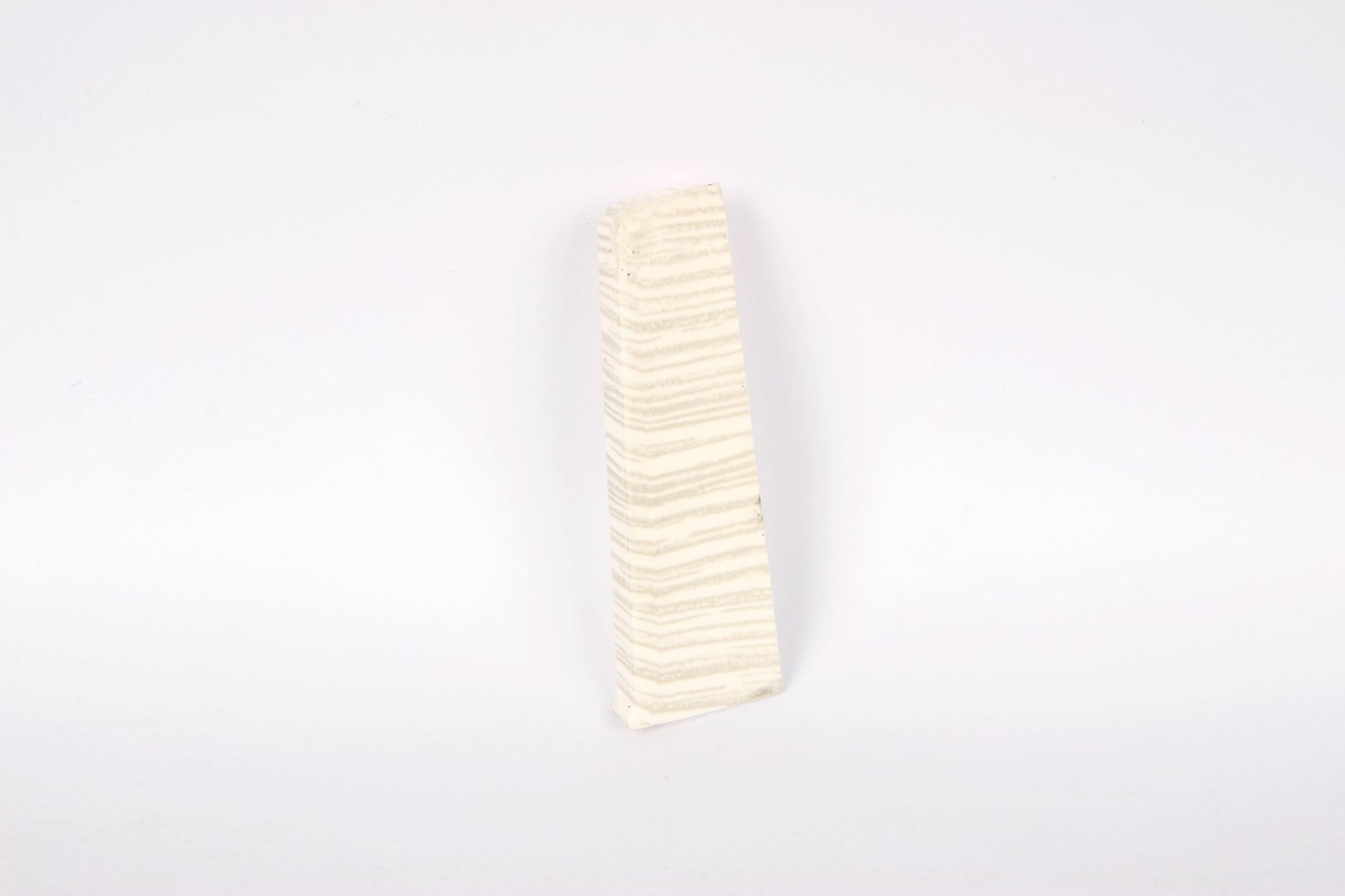 Keraamiline detail valgel taustal dekoratsiooniks.