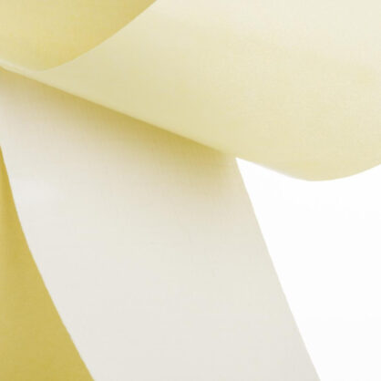 Rulli pehme kollase kleeplindi lähivõte