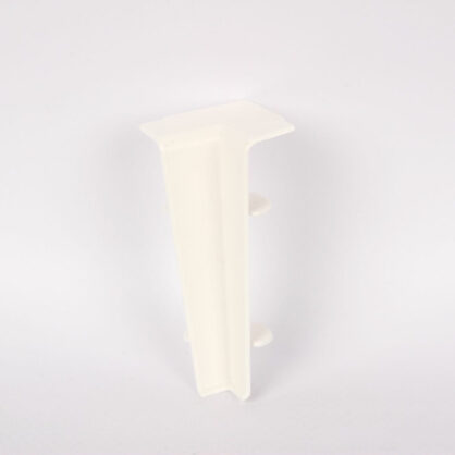 Valge plastist riiulinurk valgel taustal