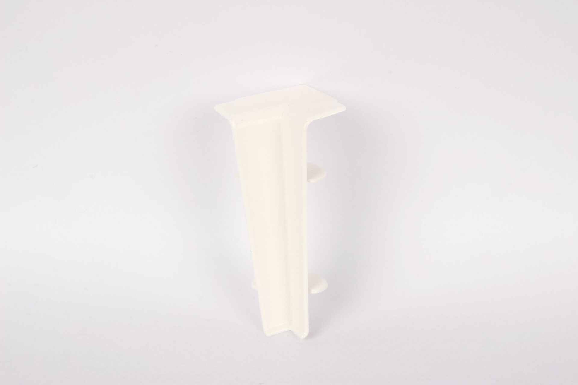 Valge plastist riiulinurk valgel taustal