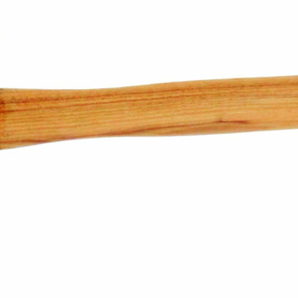 Puust käepidemega metallist haamer valgel taustal