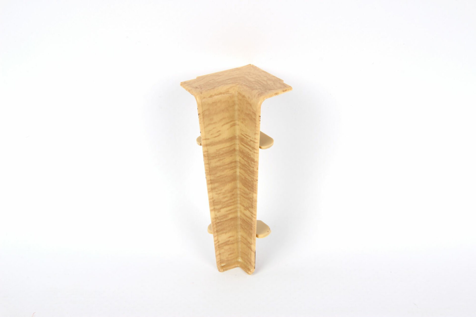 Puidust nurgaliist põrandaliistude kinnitamiseks sisekujunduses