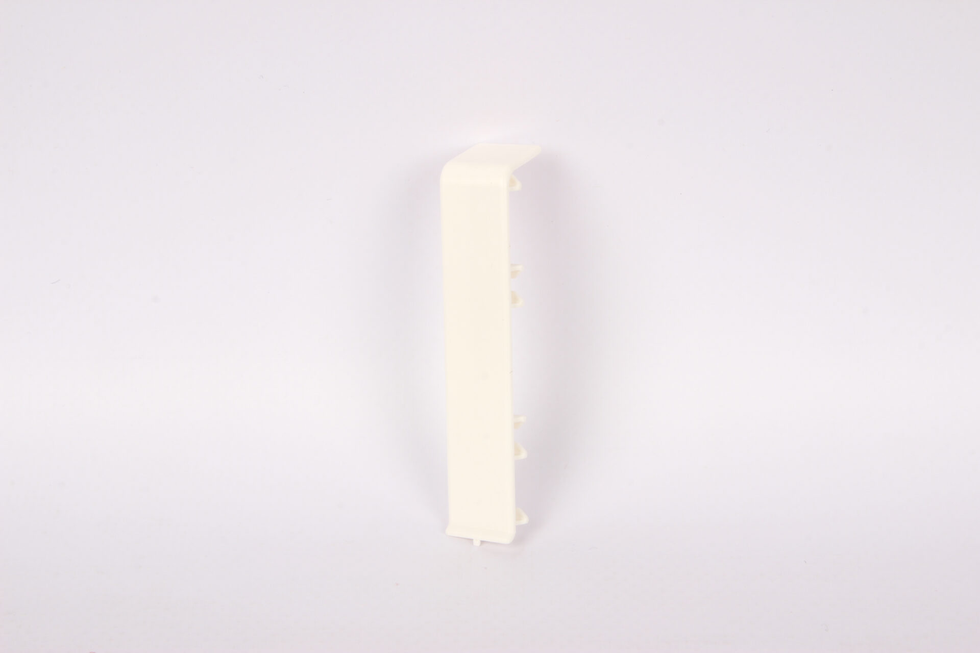 Valge plastosa neutraalsel taustal vertikaalselt.