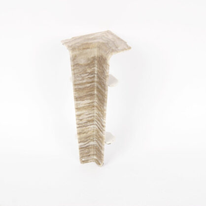 Kivist lauajalg valgel taustal moodsa disainiga