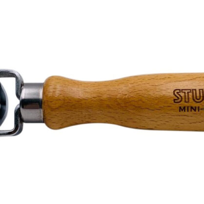 Puulusikaga metallist tööriist köögitarvikuks.