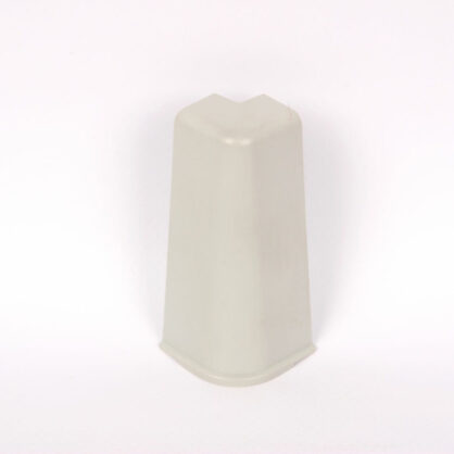 Hall värvi kiilukujuline ese valgel taustal