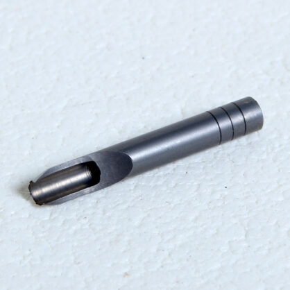 Metallpuuri detail valge taustaga seinal