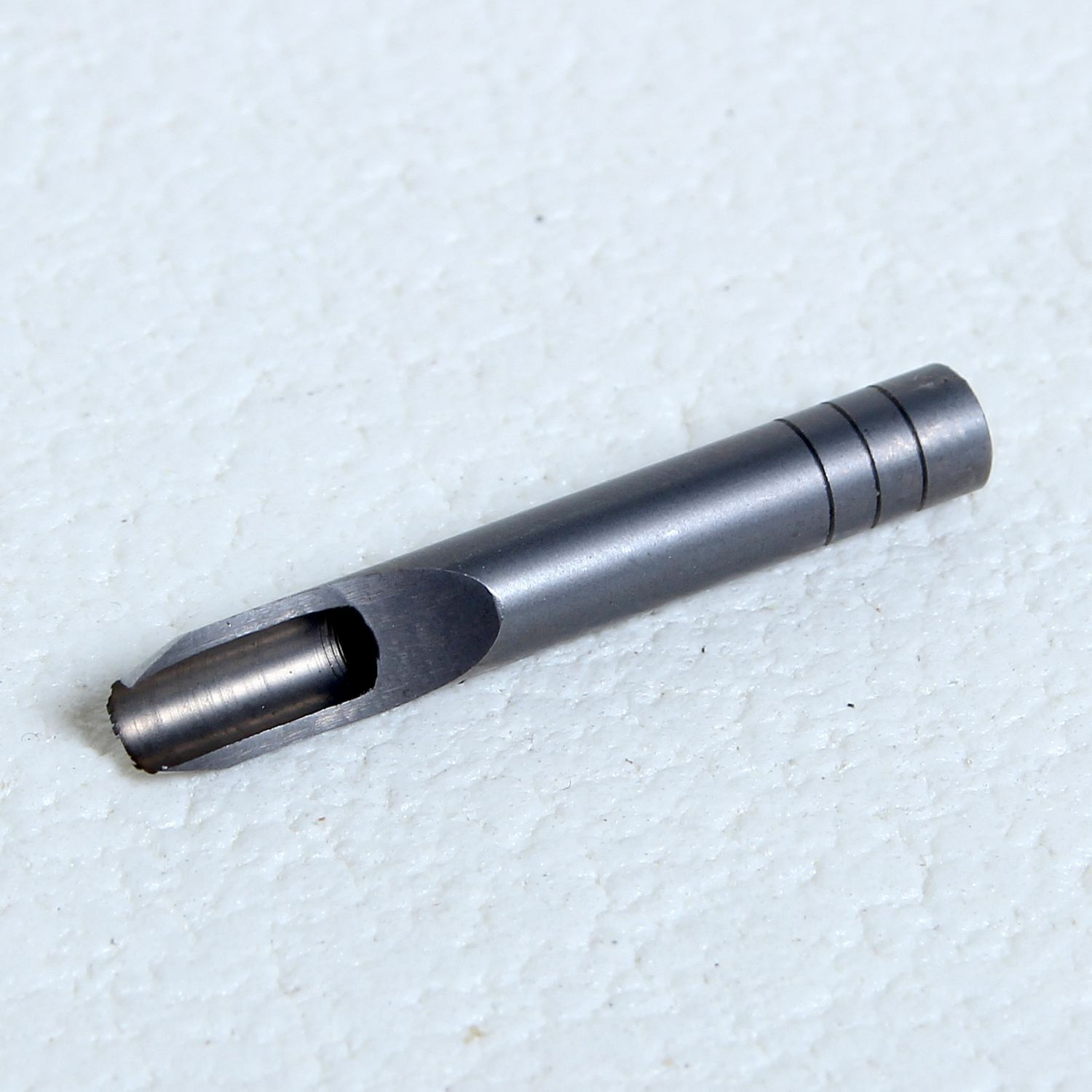 Metallpuuri detail valge taustaga seinal