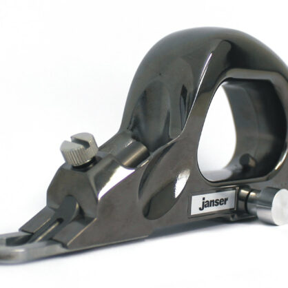 Metallist tööriist Janser logoga laual.