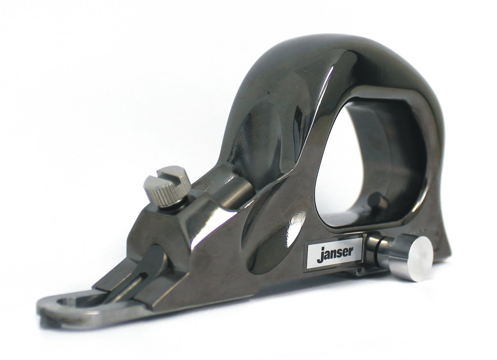 Metallist tööriist Janser logoga laual.