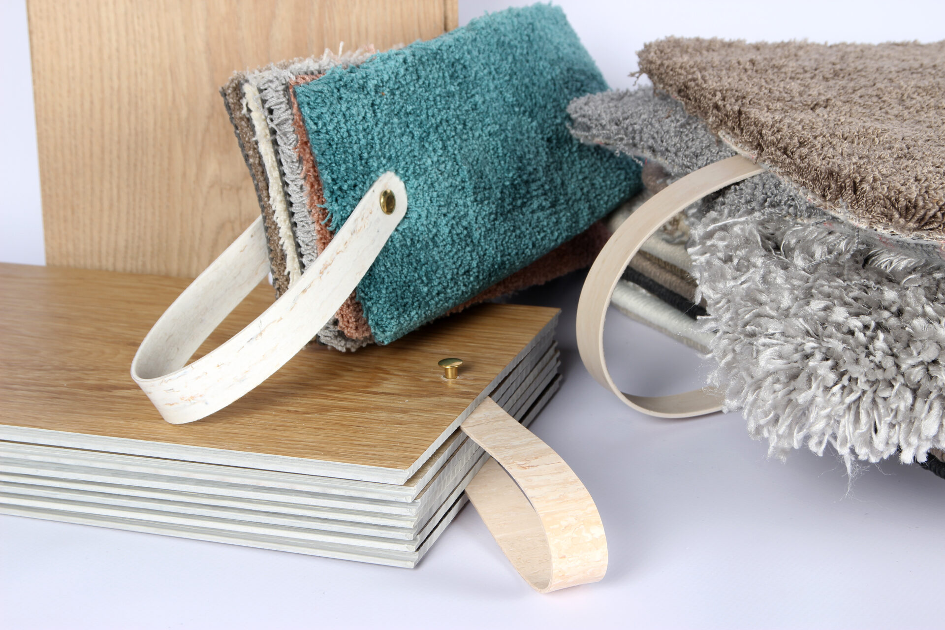 Lincona kasutab tootenäidiste komplektide riputamiseks PVC-katte lõikejääkidest tehtud rihmasid