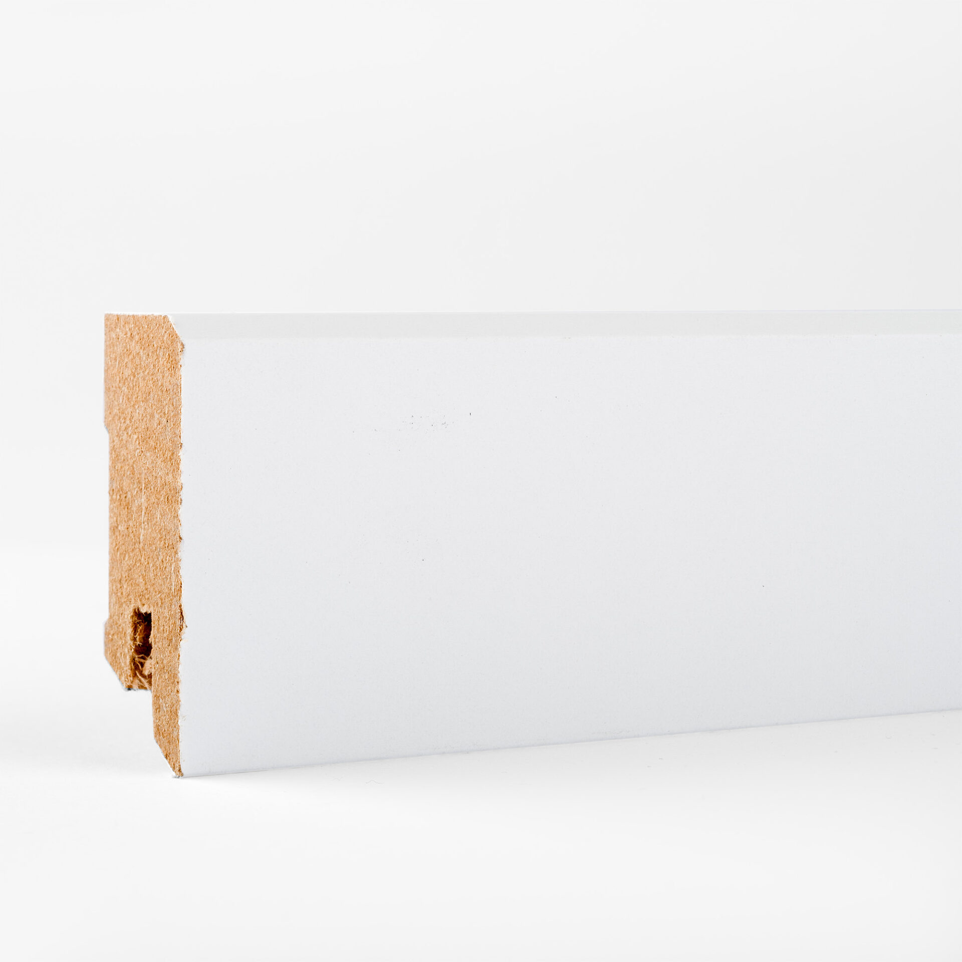 Valge puidust põrandaliistu profiil külgvaates.