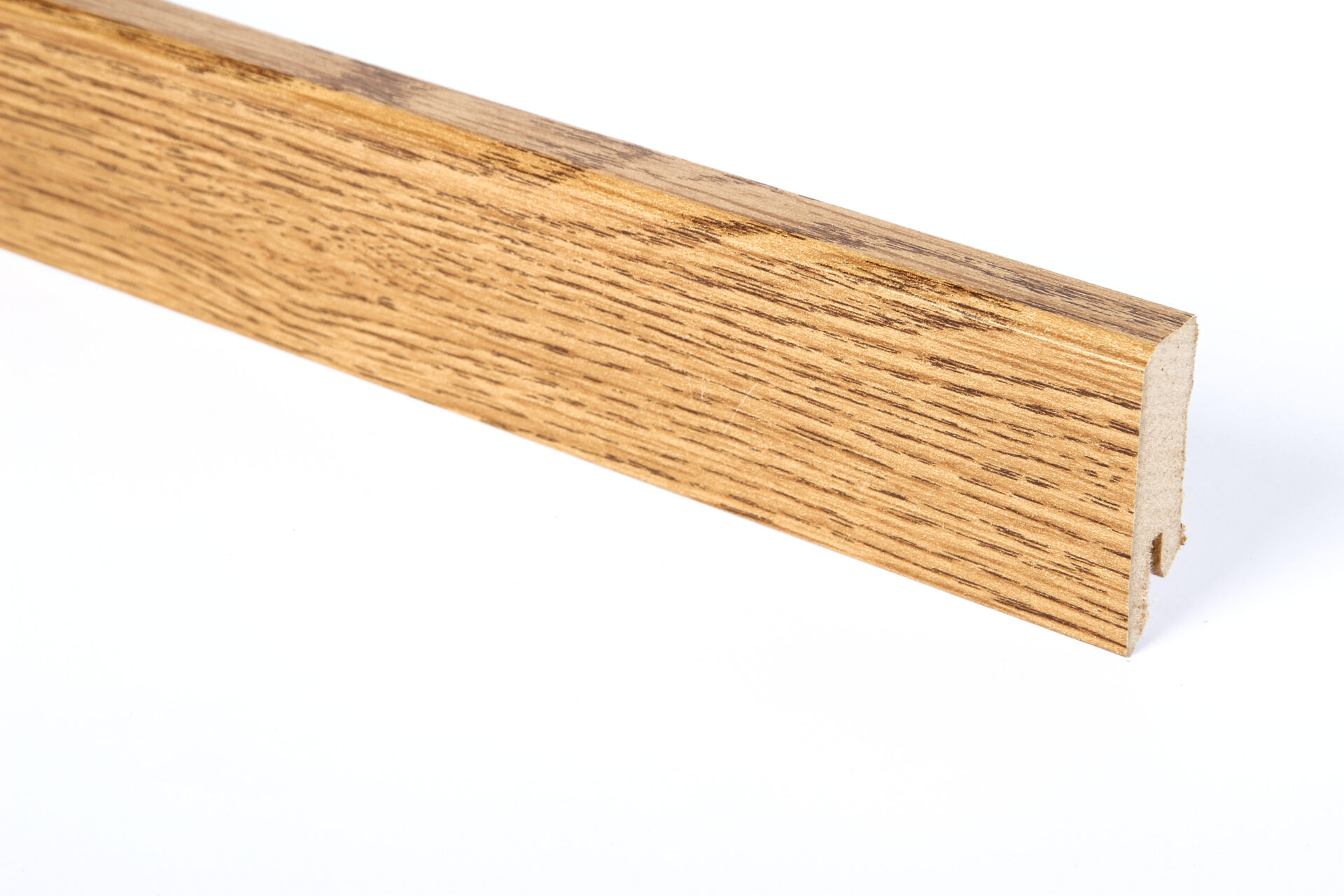 Puidust põrandaliist selge valge taustaga.