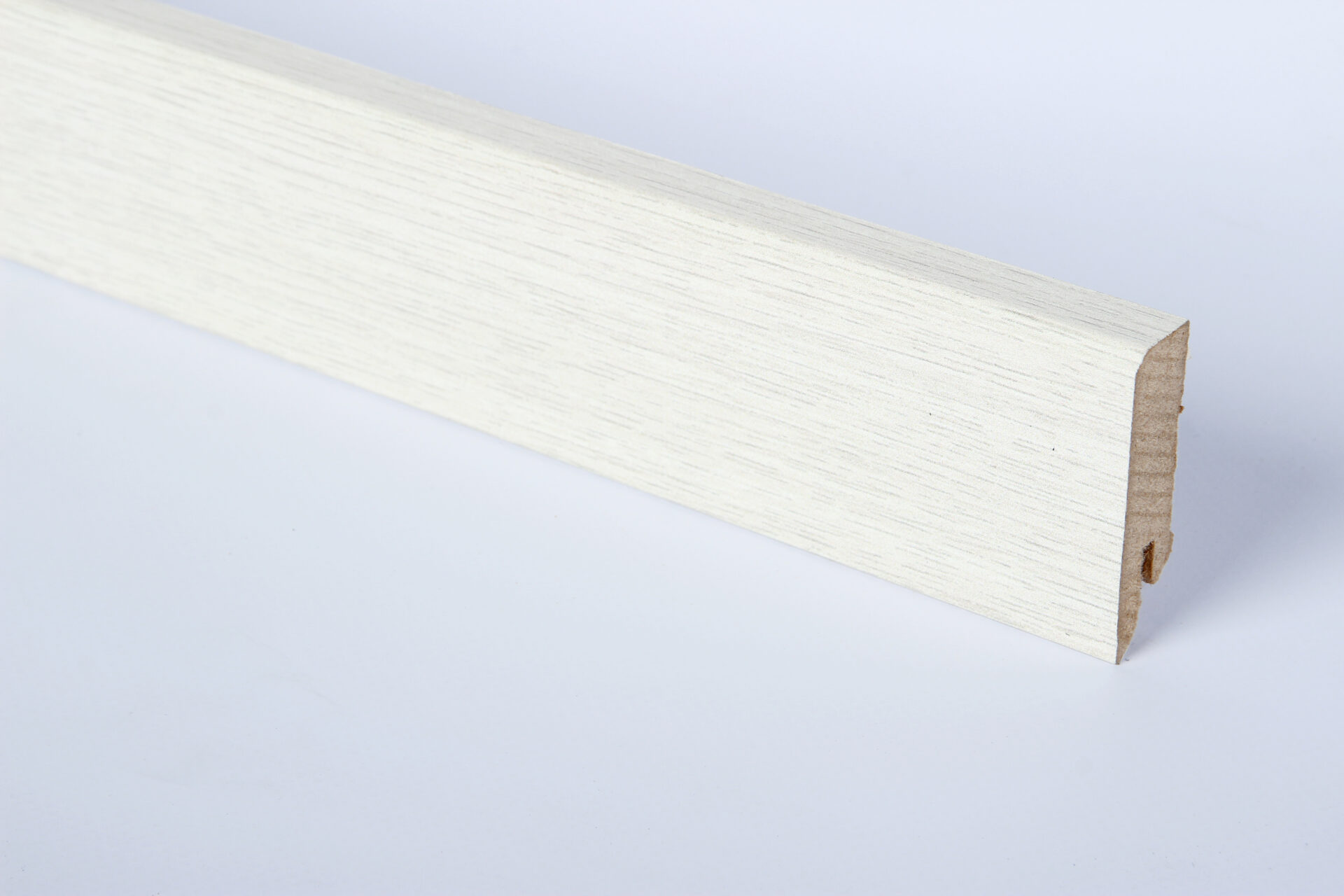 Valge puidust kontuur hallil taustal