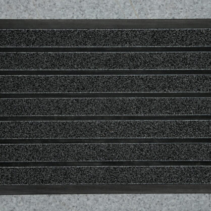 Tume kummipõhjaga uksematt kivipõrandal Eestis