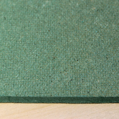 Roheline puitkiudplaat puidust aluslaual lähivaade