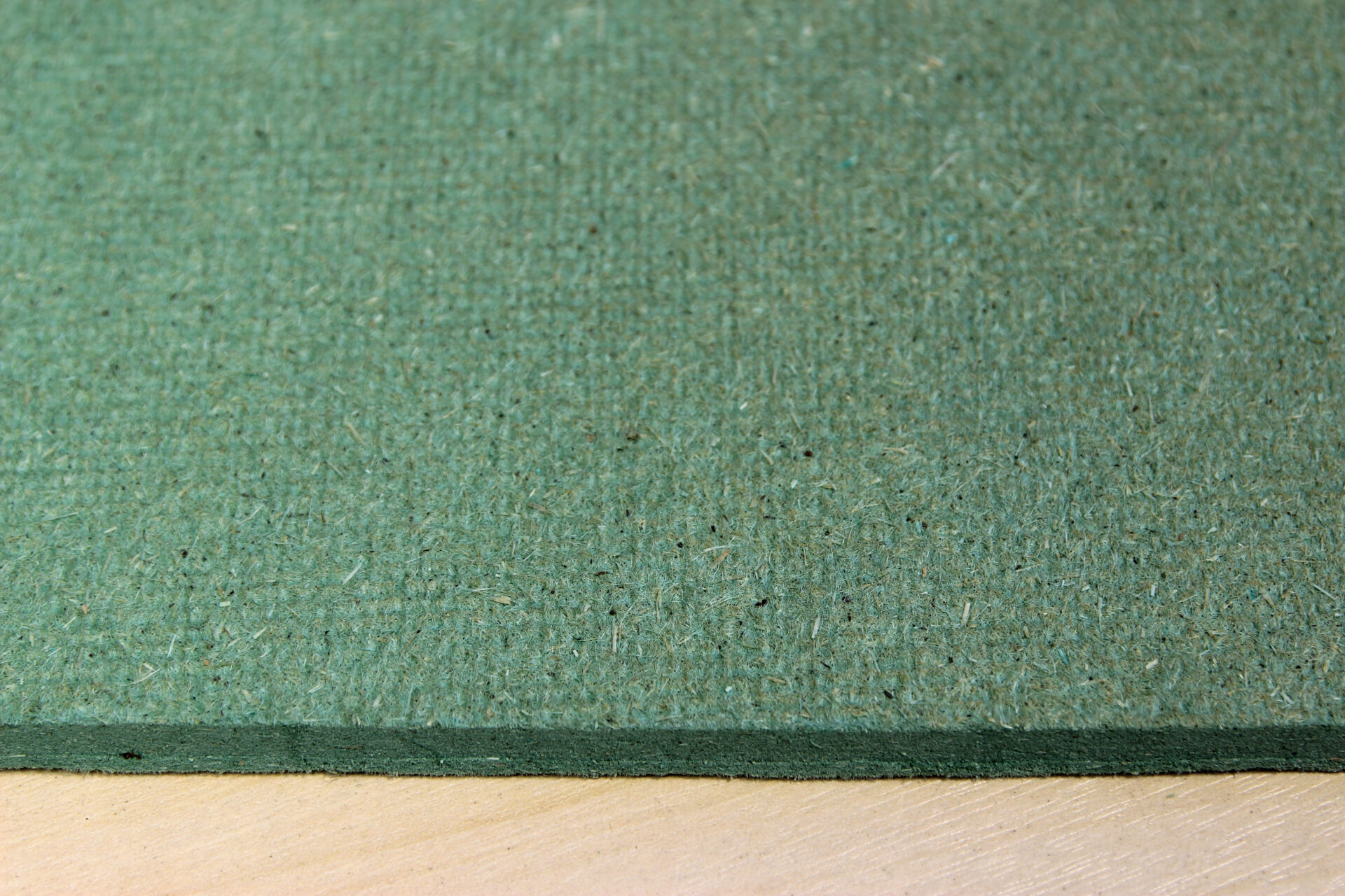 Roheline puitkiudplaat puidust aluslaual lähivaade