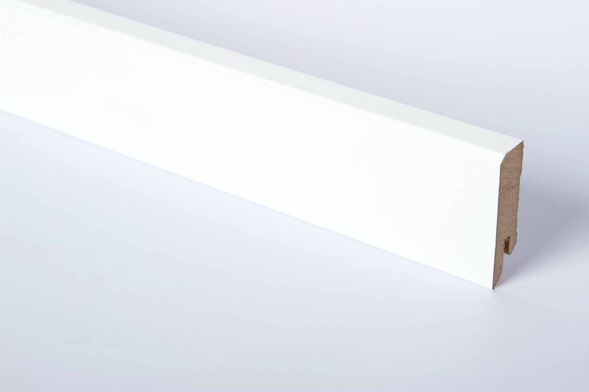 Valge põrandaliist puhta valge taustaga