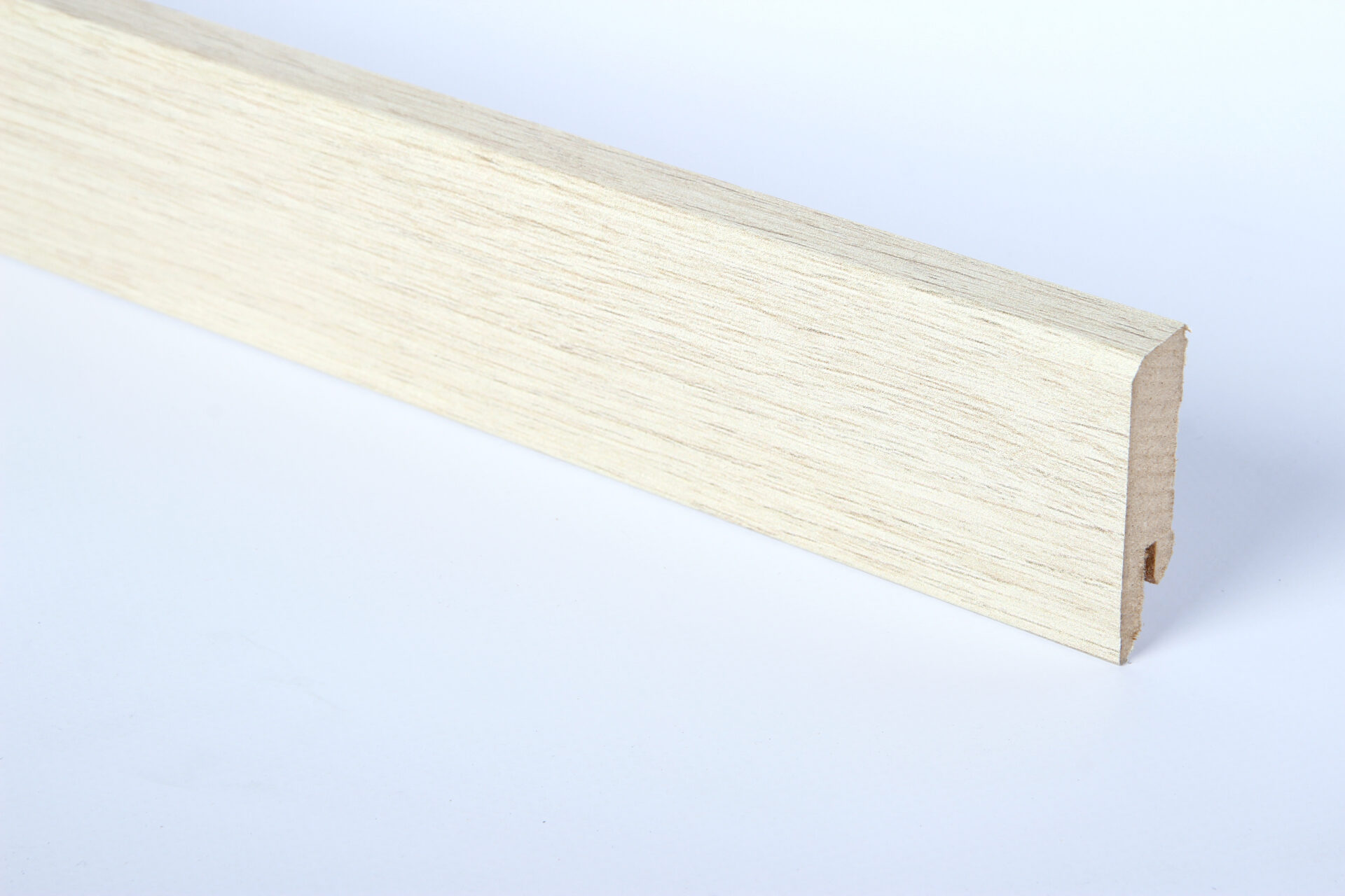 Puidust põrandaliist neutraalses taustas eestvaates