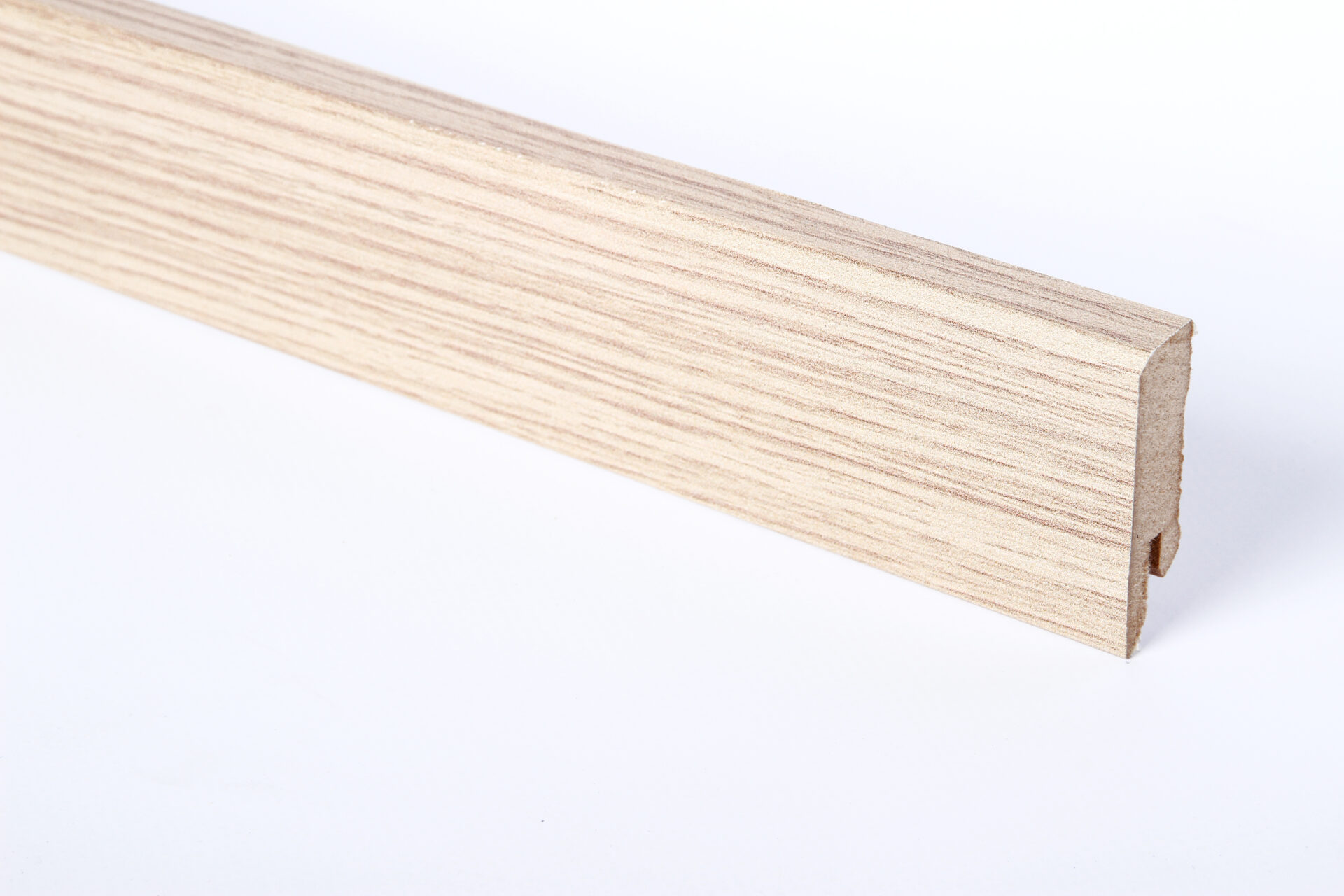 Puidust põrandaliist valgel taustal Eestis