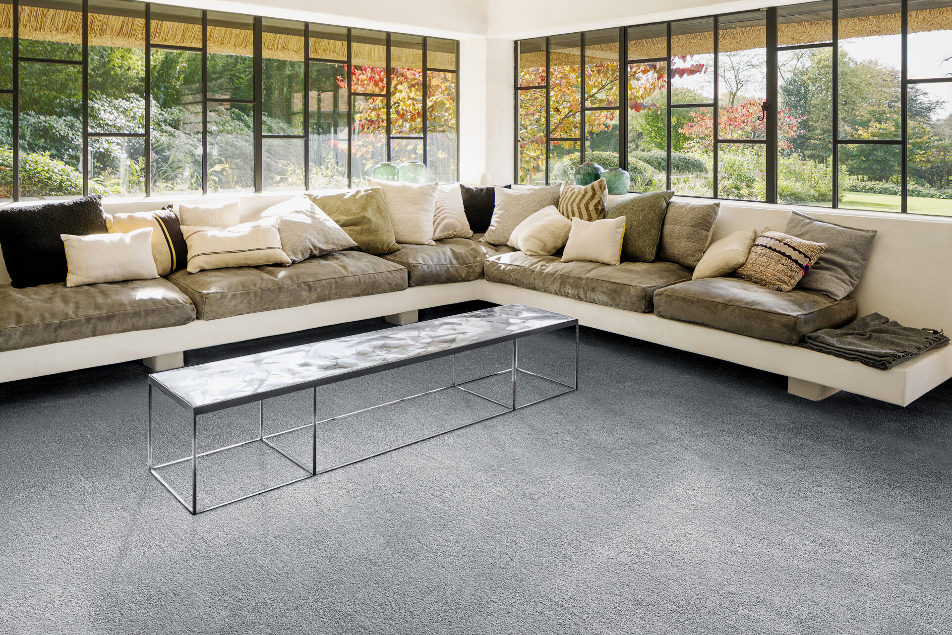 Mugav elutuba suure diivani ja akendega naturaalse vaatega