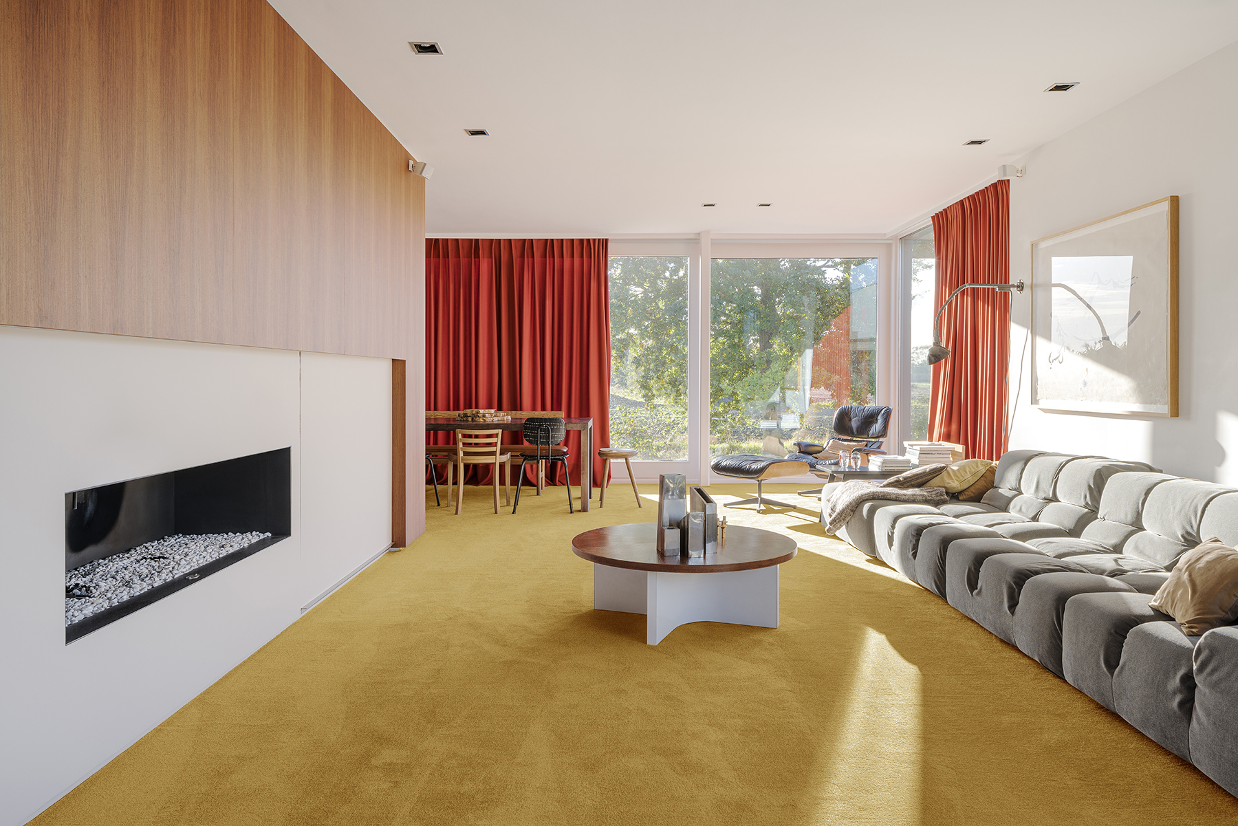 Kaasaegne elutuba punaste kardinate ja diivaniga