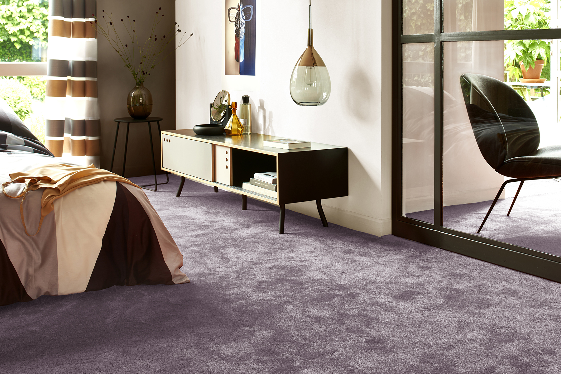 Kaasaegne magamistuba neutraalsete värvidega sisustatud.