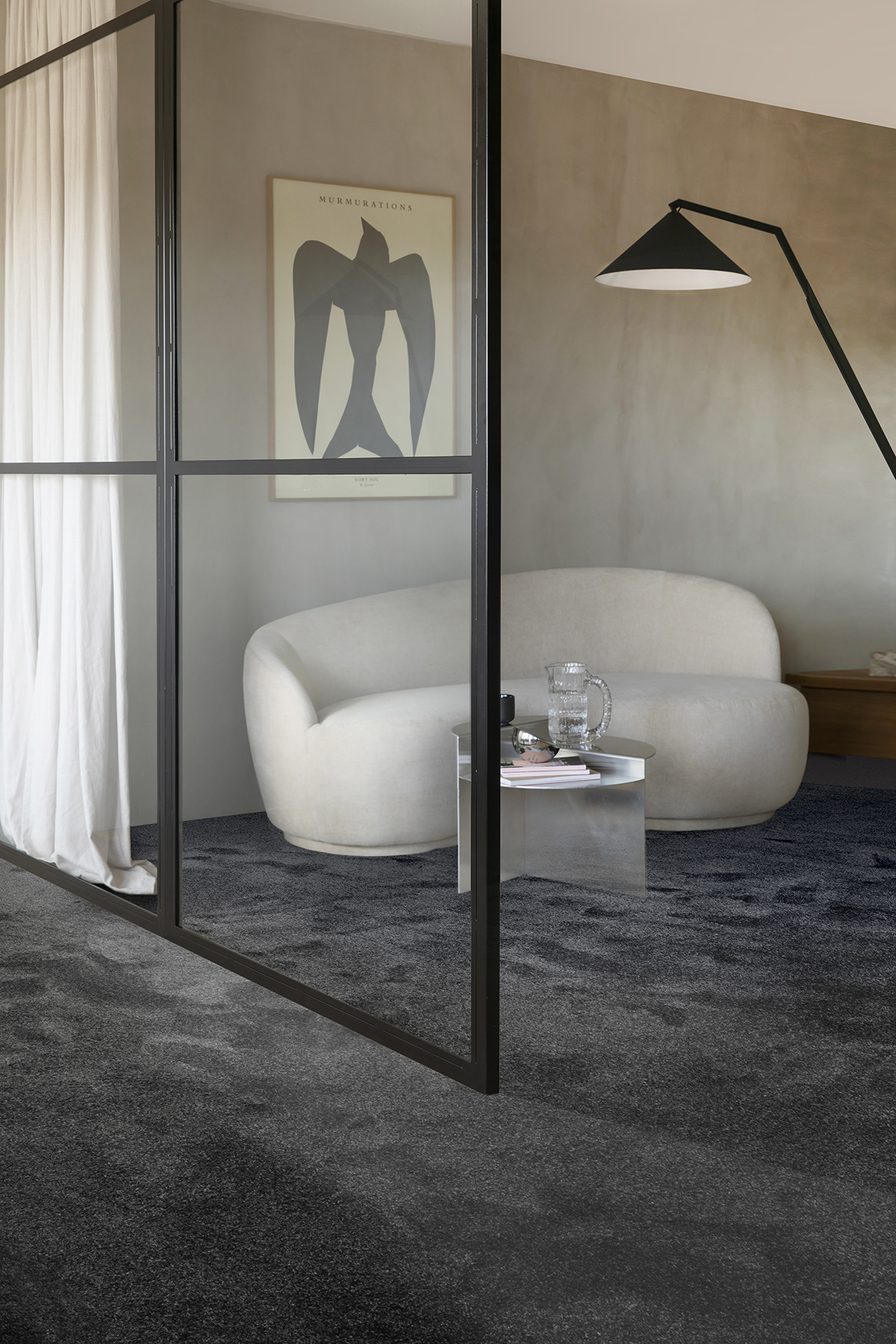 Stiilne kaasaegne elutuba valge diivani ja stiilse valgustiga