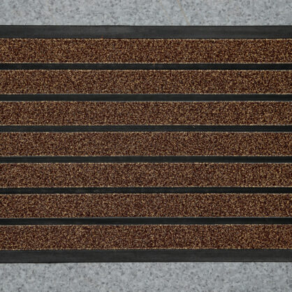 Pruunist kummist uksematt hallil taustal.