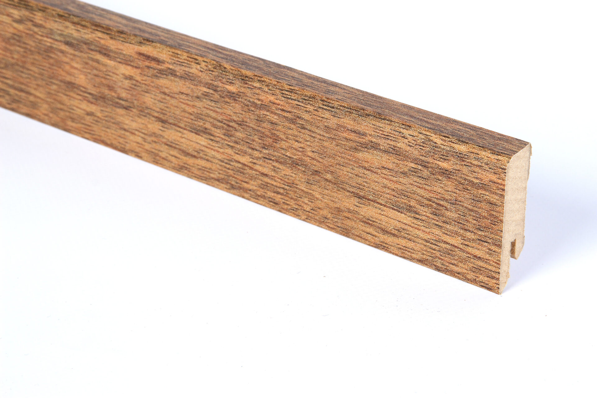 Puidust põrandaliist pruunis varjundis lähivaade