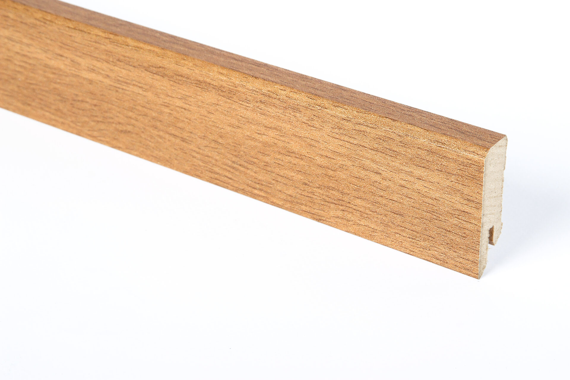 Puidust liist valge taustaga elegantses stiilis