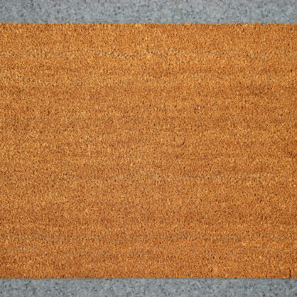 Pruun uksematt hallil taustal kodu sisustuselement