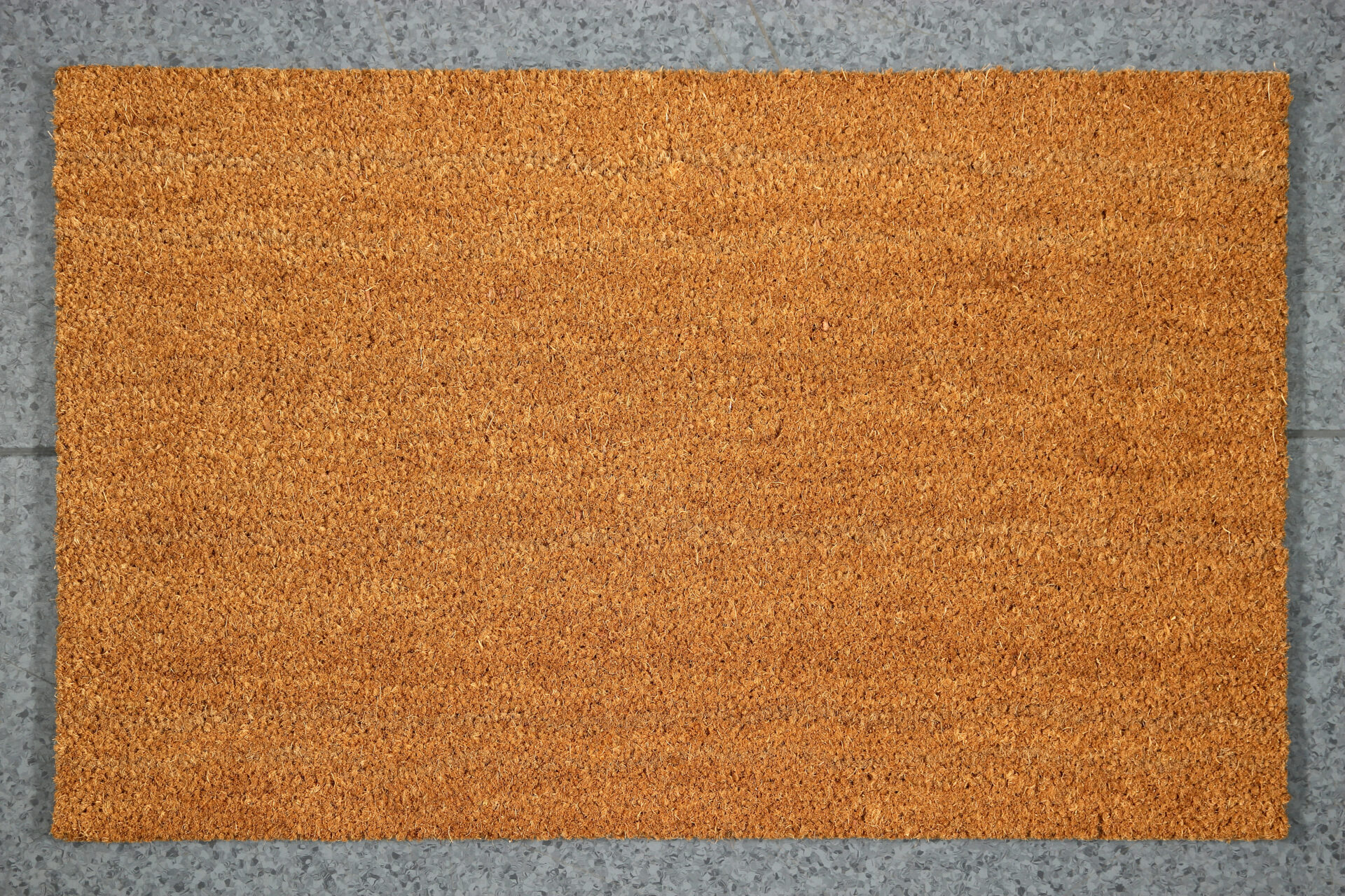 Pruun uksematt hallil taustal kodu sisustuselement