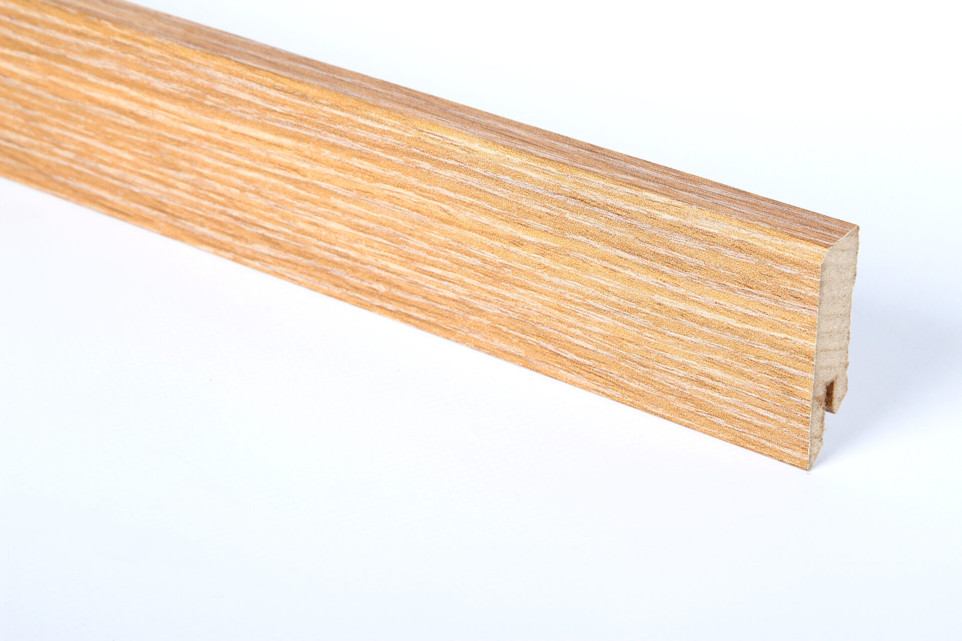 Puust ukseliist sisustuselemendi jaoks valge taustaga.