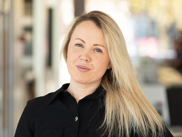 Naeratav naine heledate juustega siseinterjööris