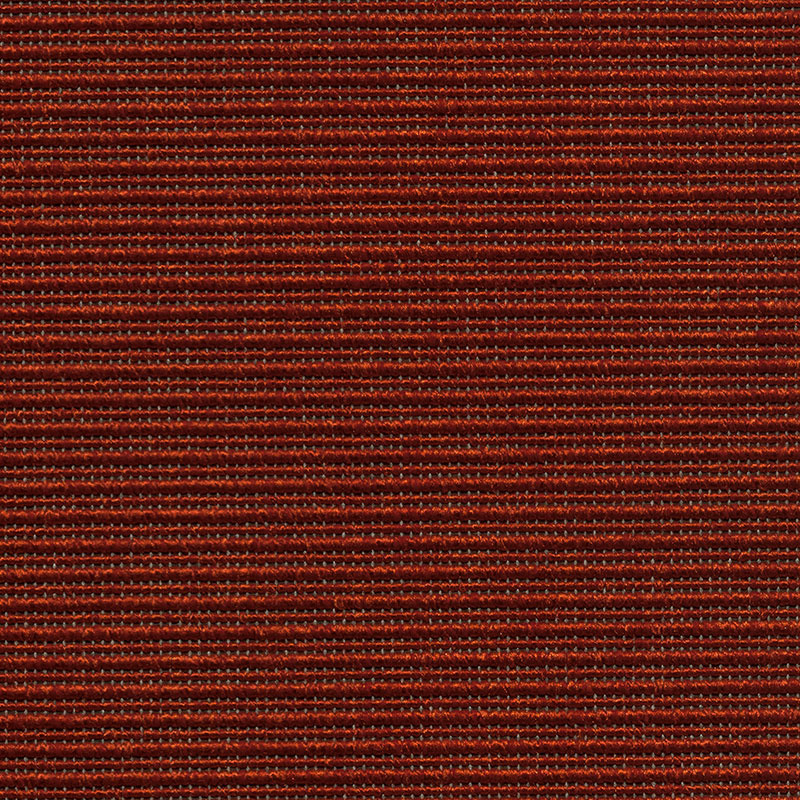 Tumepunane triibuline kangasmuster lähedalt vaadatuna