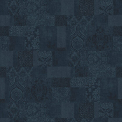 Tumedate toonidega mustriline kangas detailid.