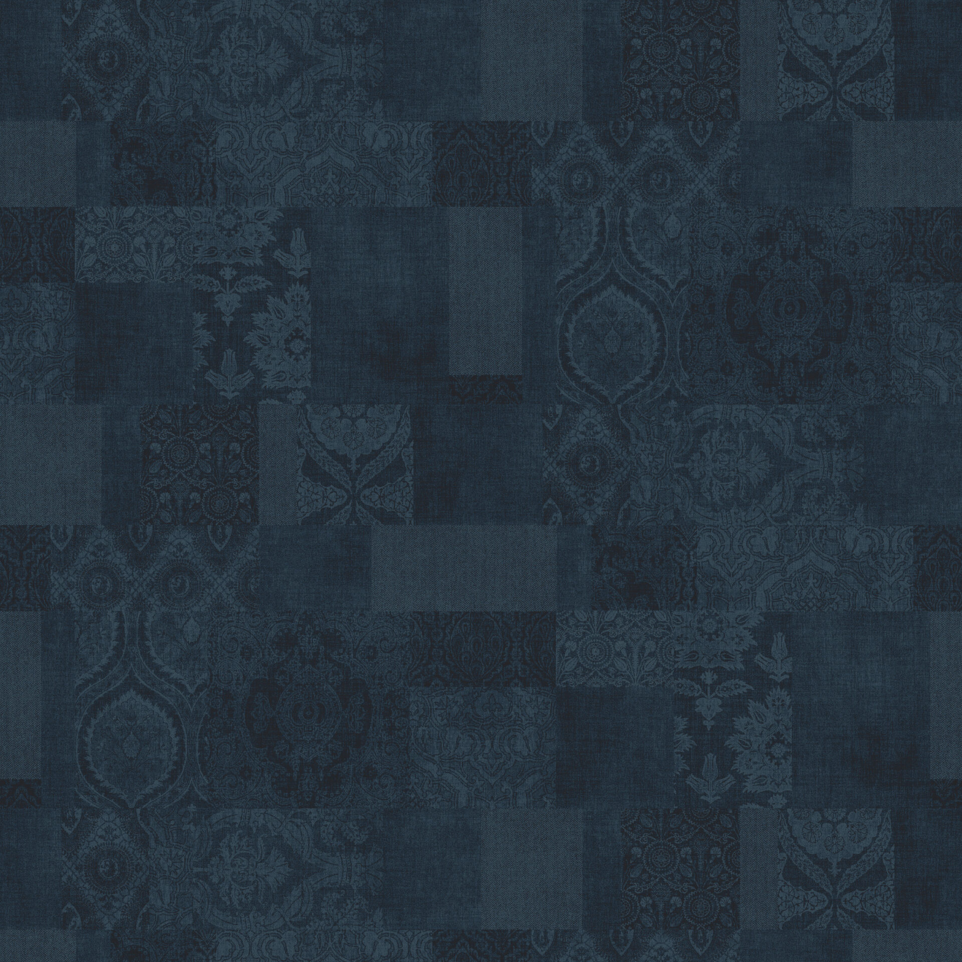 Tumedate toonidega mustriline kangas detailid.