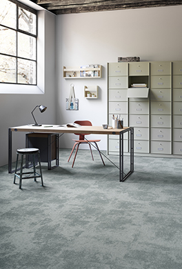 Kaunis interjöör vaatega mägedega aknast.