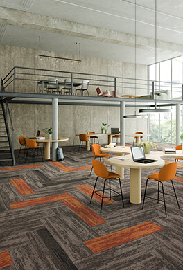 Kaasaegne kontorilaudade ja toolidega sisustus.