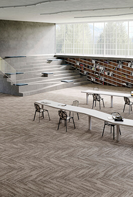 Kaasaegne lugemisala hubases raamatukogus koos toolidega