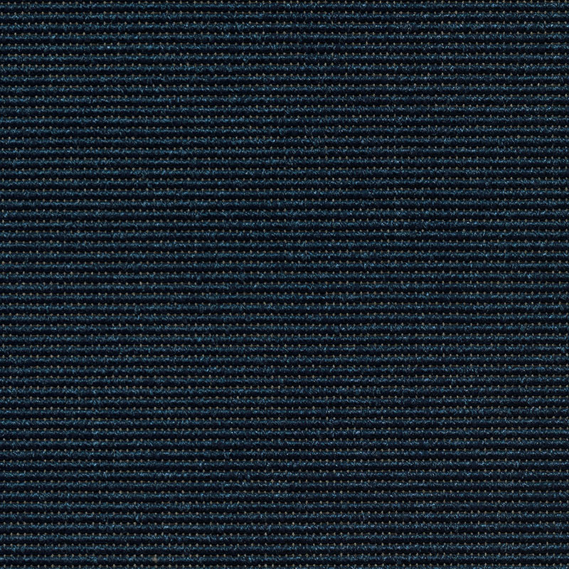 Tume triibuline tekstiilmuster hallis toonis