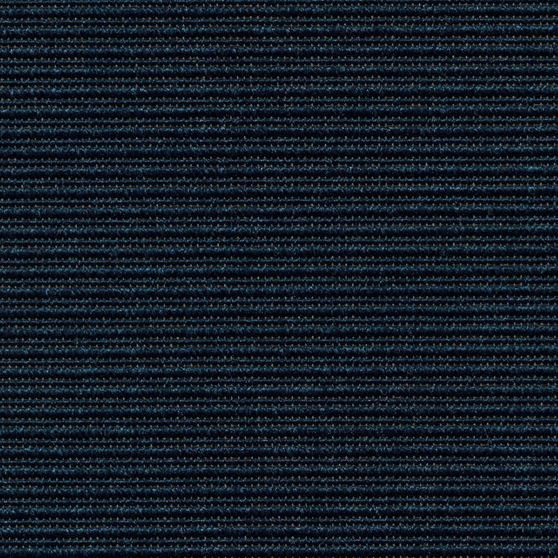 Tumesinise triibulise vaibatekstiili detailvaade ülesvõte.